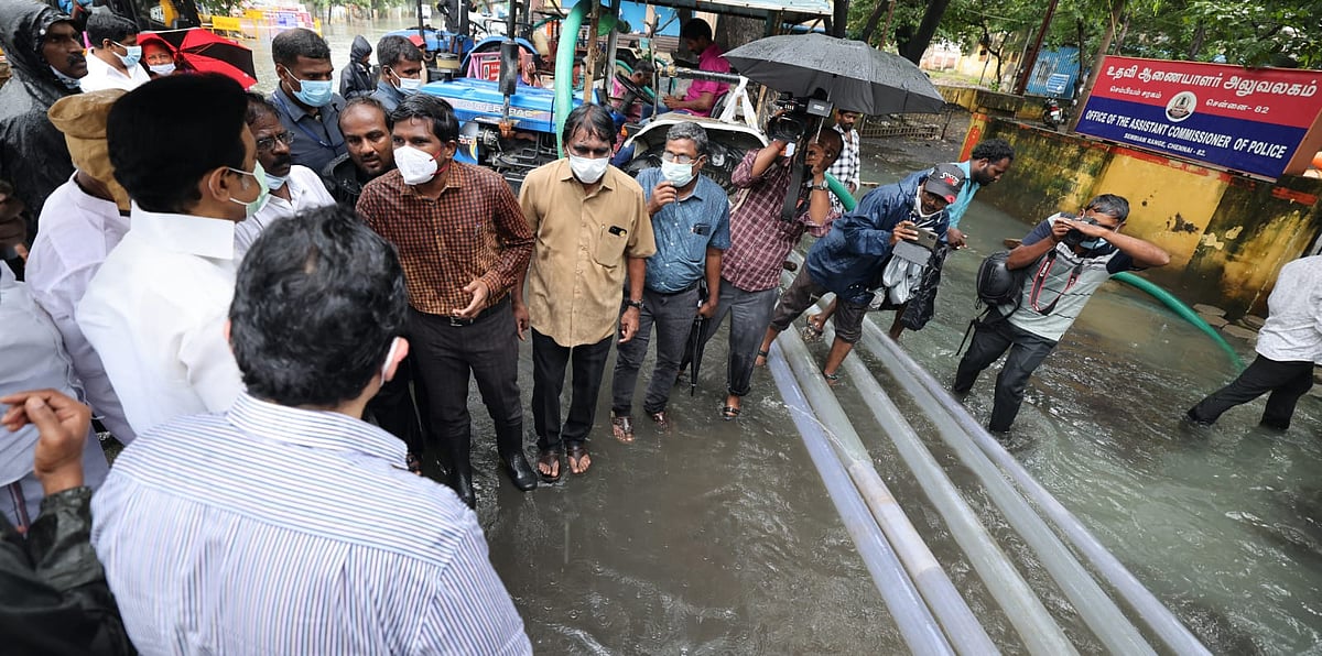 கொட்டும் மழையில் வேட்டியை மடித்துக்கட்டி ஆய்வில் இறங்கிய முதலமைச்சர் மு.க.ஸ்டாலின்! #Album
