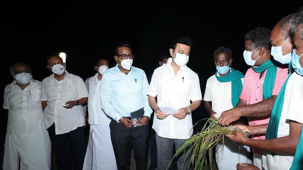 இரவு வரை மழை பாதிப்பை பார்வையிட்டு விவசாயிகளை சந்தித்த முதலமைச்சர்.. உரிய நிவாரணம் வழங்கப்படும் என உறுதி!