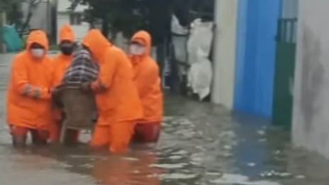 வெள்ளத்தில் சிக்கிய தாய் மற்றும் சேய்.. பத்திரமாக மீட்ட பேரிடர் மீட்புக்குழு!