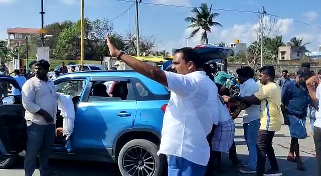 விபத்தில் சிக்கிய பெண்ணை உடனடியாக மீட்டு முதலுதவி அளித்த தி.மு.க எம்.எல்.ஏ: எண்ணூரில் நெகிழ்ச்சி சம்பவம்!