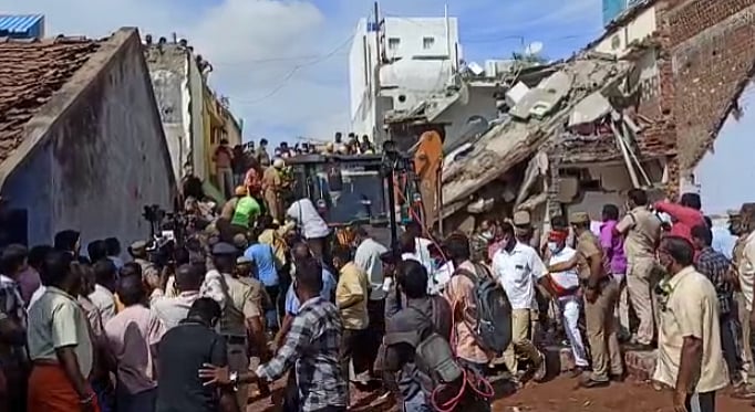 கேஸ் வெடித்ததில் வீடுகள் தரைமட்டம்; மூதாட்டி பலி; 3 மணிநேரமாக தொடரும் மீட்பு போராட்டம் -சேலத்தில் துயரம்!