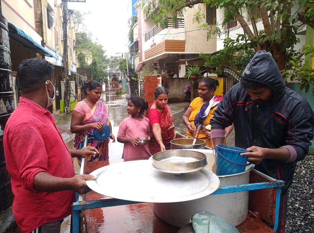 வெள்ளம் பாதித்த பகுதிகளில் வீடுகளுக்கே சென்று உணவு... நிவாரணப் பணிகளில் அசத்தும் சென்னை மாநகராட்சி!