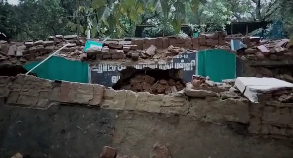 அ.தி.மு.க ஆட்சியின் தரமற்ற பணி.. கனமழையால் தரைமட்டமானது பள்ளி கட்டிடம்.. தப்பித்த பள்ளி குழந்தைகள்!