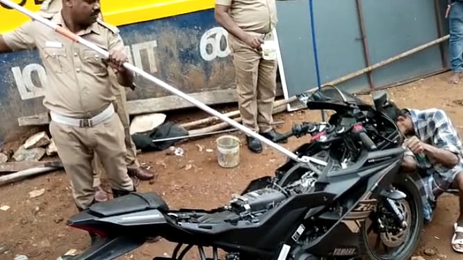 எஞ்சினில் குடைச்சல்; ஷாக்கான மெக்கானிக்; R15ல் குடியிருந்த பாம்பு பிடிபட்டது எப்படி? தென்காசியில்பரபரப்பு