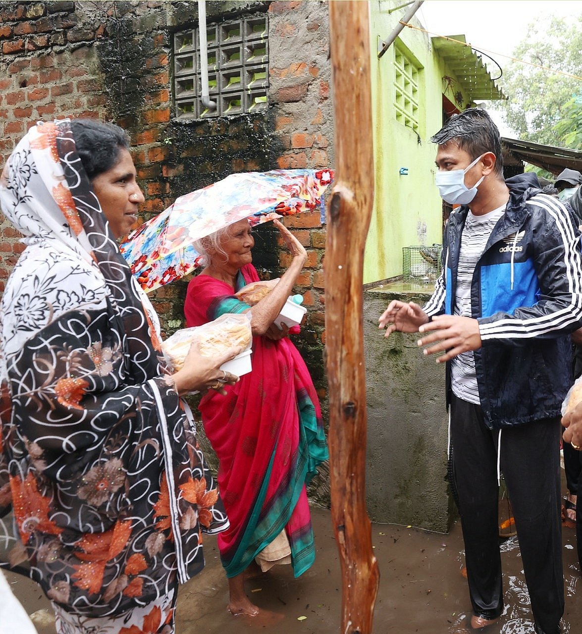 மழைநீரில் இறங்கி நேரில் ஆய்வு.. முதல்வரைத் தொடர்ந்து களத்தில் இறங்கிய உதயநிதி ஸ்டாலின்! (album)