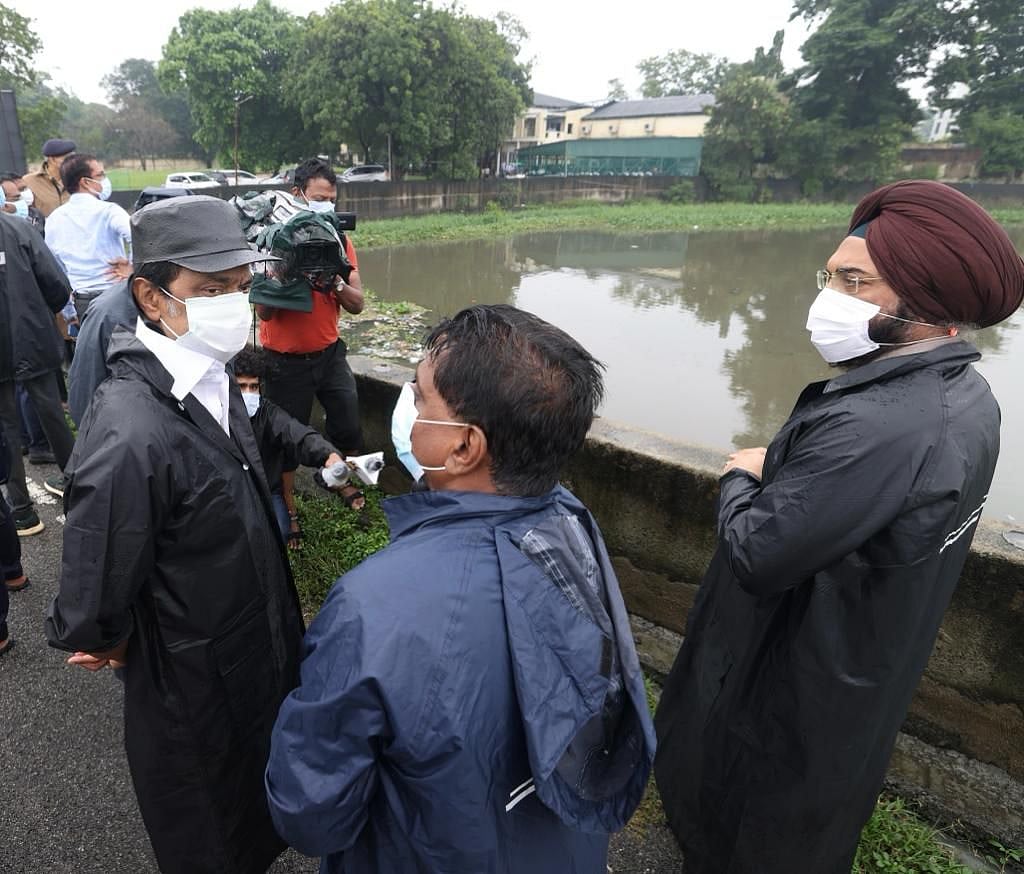 மழைக் காலத்தில் மக்களுக்கு குடையாக மாறிய முதல்வர்... நனைந்தபடி சுற்றிச் சுழன்று ஆய்வு! #Album