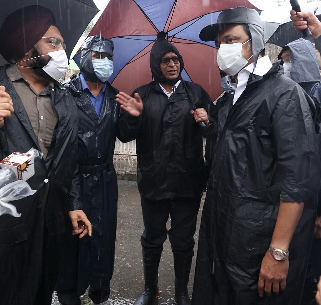 மழைக் காலத்தில் மக்களுக்கு குடையாக மாறிய முதல்வர்... நனைந்தபடி சுற்றிச் சுழன்று ஆய்வு! #Album