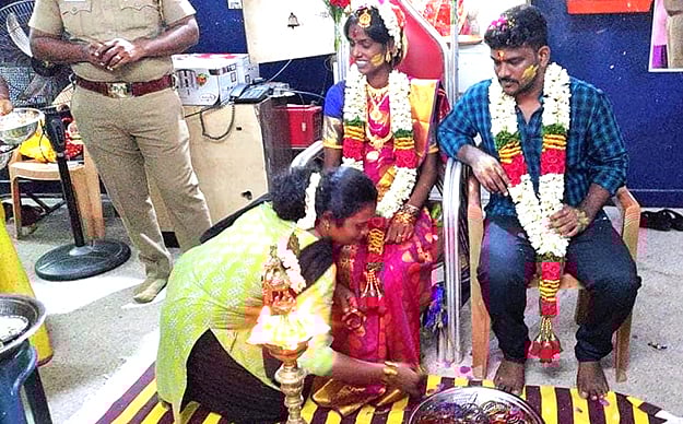 15 சீர்வரிசை தட்டுகளுடன் விமர்சையாக பெண் காவலருக்கு வளைகாப்பு நடத்திய போலிஸார்: நெகிழ்ச்சி சம்பவம்!