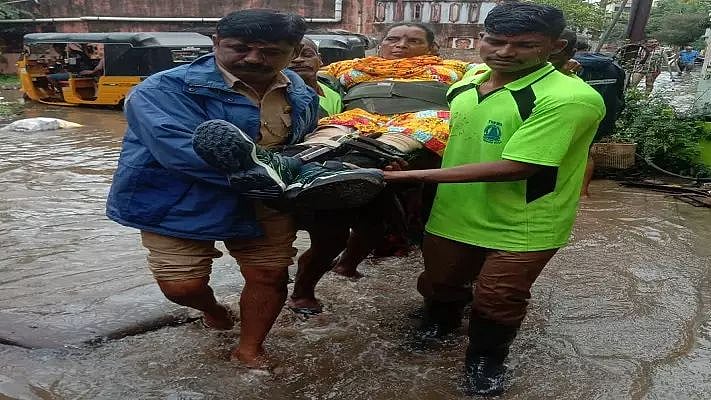 முழு வீச்சில் மீட்பு பணி.. வெள்ளத்தில் சிக்கிய 107 பேர் மீட்பு: தயார் நிலையில் 1000 தீயணைப்பு வீரர்கள்!