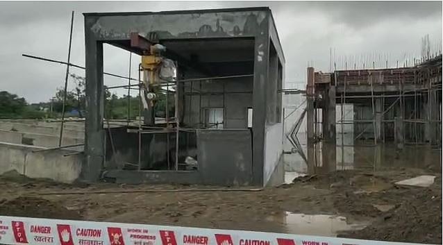 “தரமற்ற கட்டுமான பணிகளால்
 கனமழைக்கு பூமிக்குள் இறங்கி புதிய கட்டிடம்”: அ.தி.மு.க ஆட்சியின் அடுத்த அவலம்!