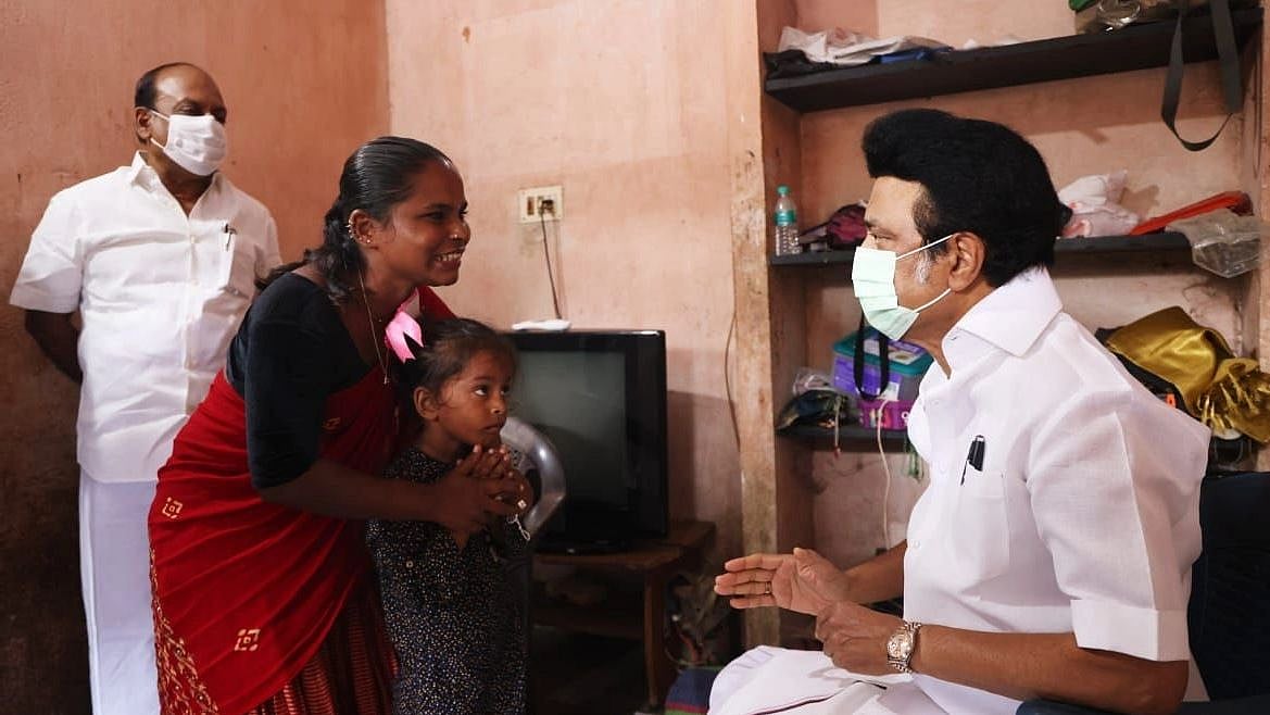 பழங்குடி பெண் அஸ்வினி வீட்டிற்கு சென்ற முதலமைச்சர் : அதிகாரிகளுக்கு கொடுத்த Silent Message என்ன ?