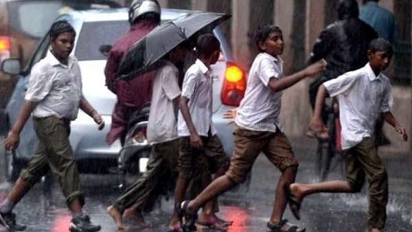 கொட்டித் தீர்க்கும் கனமழை.. சென்னை உட்பட பல மாவட்டங்களில் பள்ளிகளுக்கு விடுமுறை!