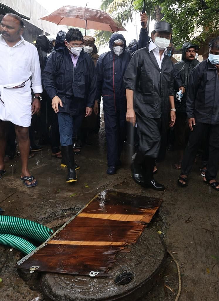 மழைக் காலத்தில் மக்களுக்கு குடையாக மாறிய முதல்வர்... நனைந்தபடி சுற்றிச் சுழன்று ஆய்வு! #Album