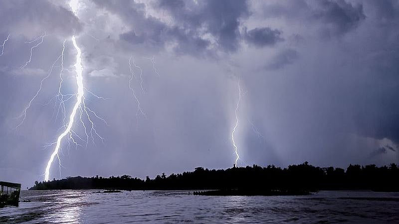 “அடுத்த மாதம் திருமணம் நடைபெற இருந்த நிலையில் இளைஞருக்கு நேர்ந்த துயரம்” : இடிதாக்கி பாட்டி, பேரன் பலி!