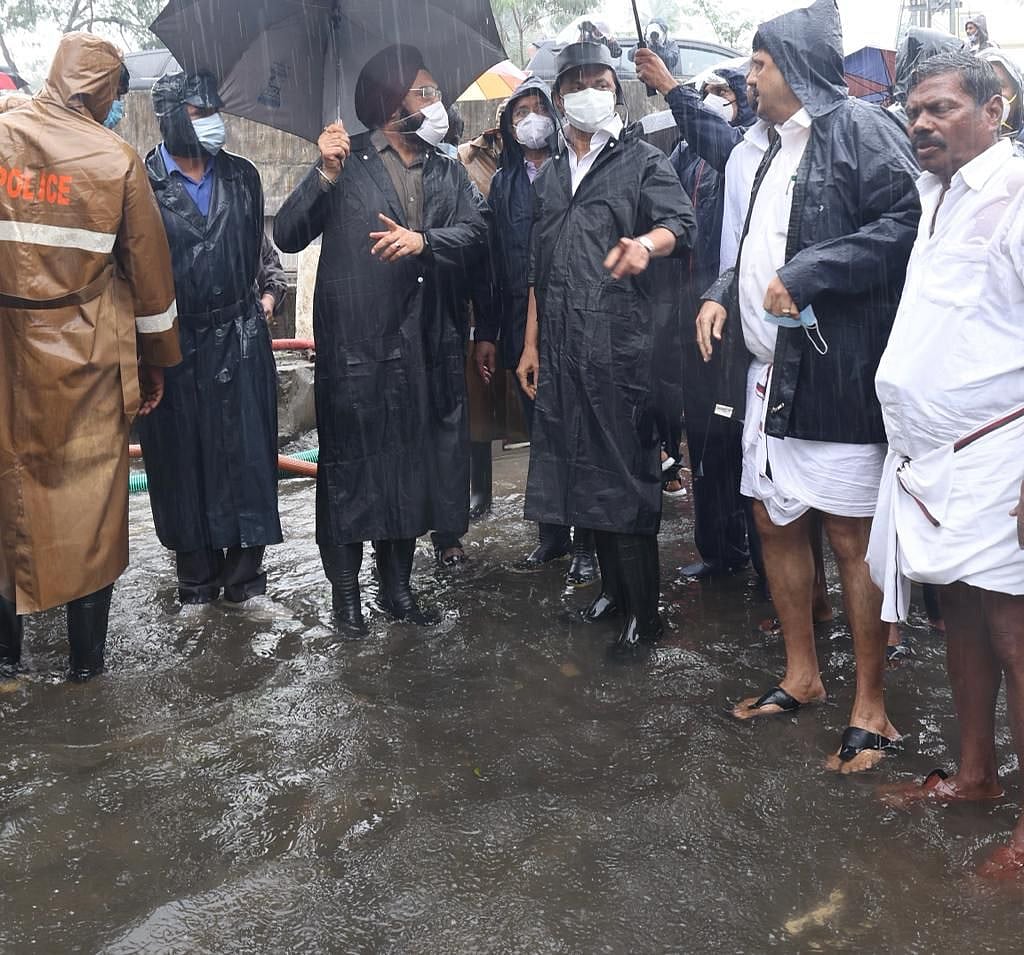 மழைக் காலத்தில் மக்களுக்கு குடையாக மாறிய முதல்வர்... நனைந்தபடி சுற்றிச் சுழன்று ஆய்வு! #Album