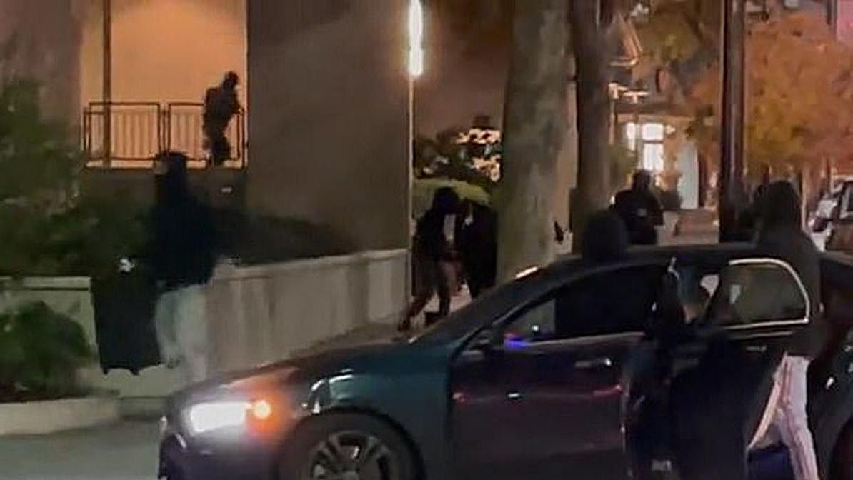 25 கார்கள்.. 80 கொள்ளையர்கள்.. ஒரே நேரத்தில் சூப்பர் மார்க்கெட்டில் கைவரிசை காட்டிய முகமூடி கொள்ளையர்கள்!