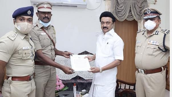 மோட்டார் சைக்கிள் கொள்ளையர்களை 1 கி.மீ விரட்டிச் சென்று பிடித்த ஆய்வாளர் மாதய்யனுக்கு முதல்வர் பாராட்டு!