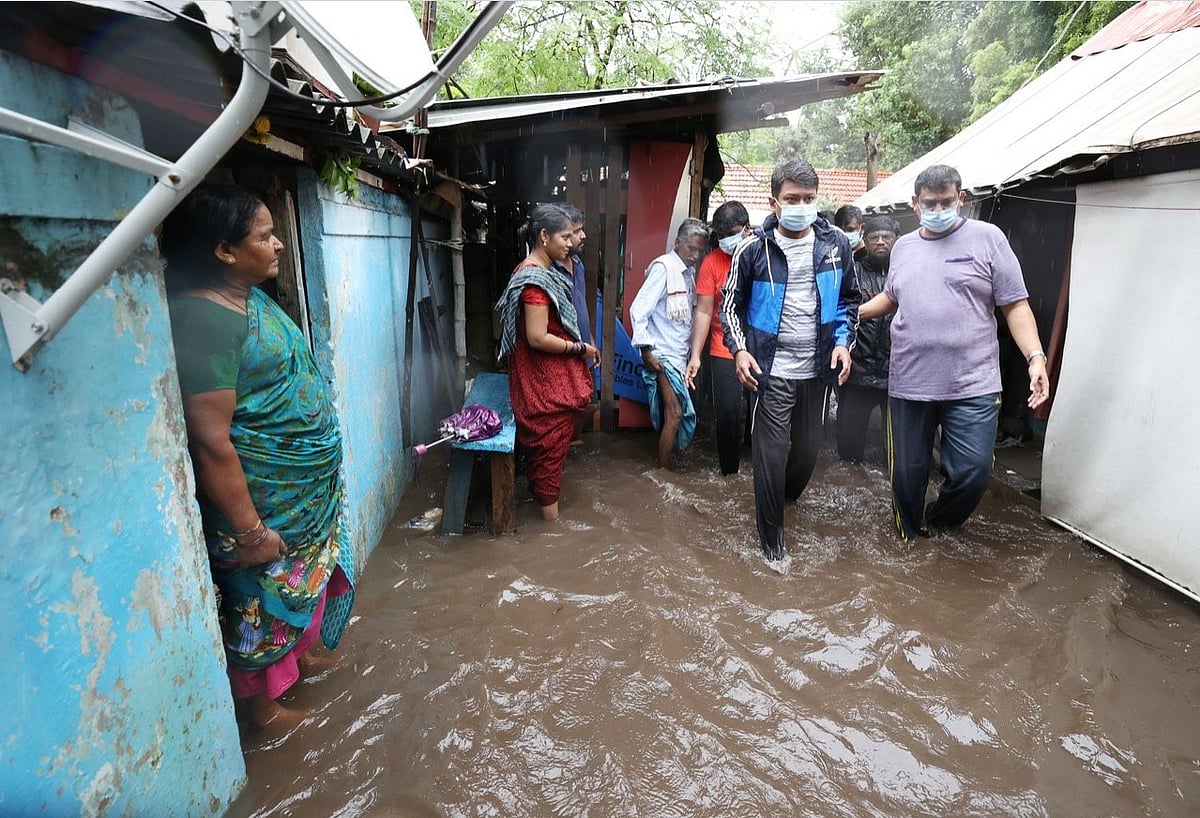 மழைநீரில் இறங்கி நேரில் ஆய்வு.. முதல்வரைத் தொடர்ந்து களத்தில் இறங்கிய உதயநிதி ஸ்டாலின்! (album)