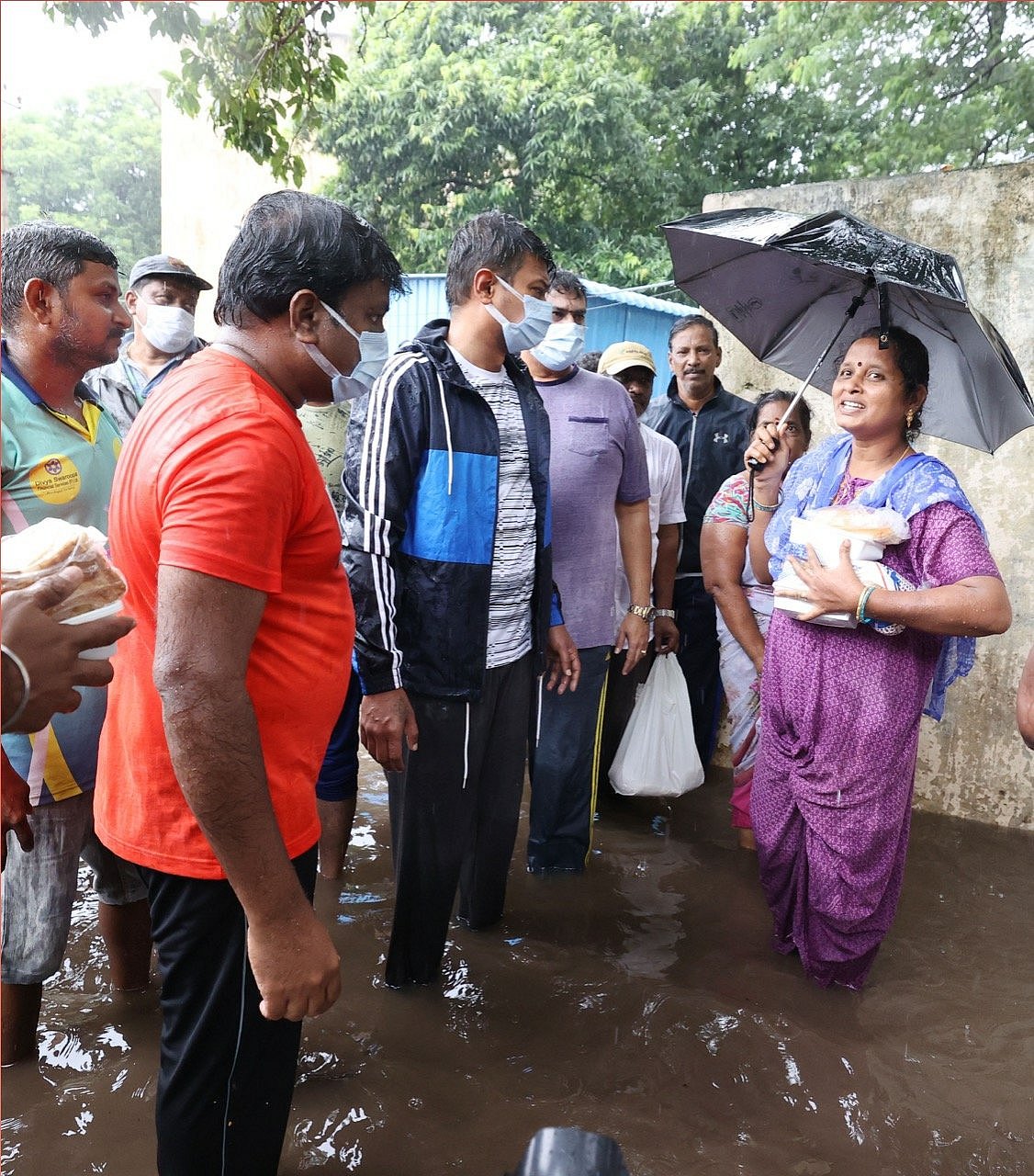 மழைநீரில் இறங்கி நேரில் ஆய்வு.. முதல்வரைத் தொடர்ந்து களத்தில் இறங்கிய உதயநிதி ஸ்டாலின்! (album)