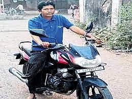 “தினமும் 150 கி.மீ பயணம் செய்து பாடம் கற்பிக்கும் ஆசிரியர்” : சாதி பாகுபாட்டால் ஆசிரியருக்கு நேர்ந்த கதி!