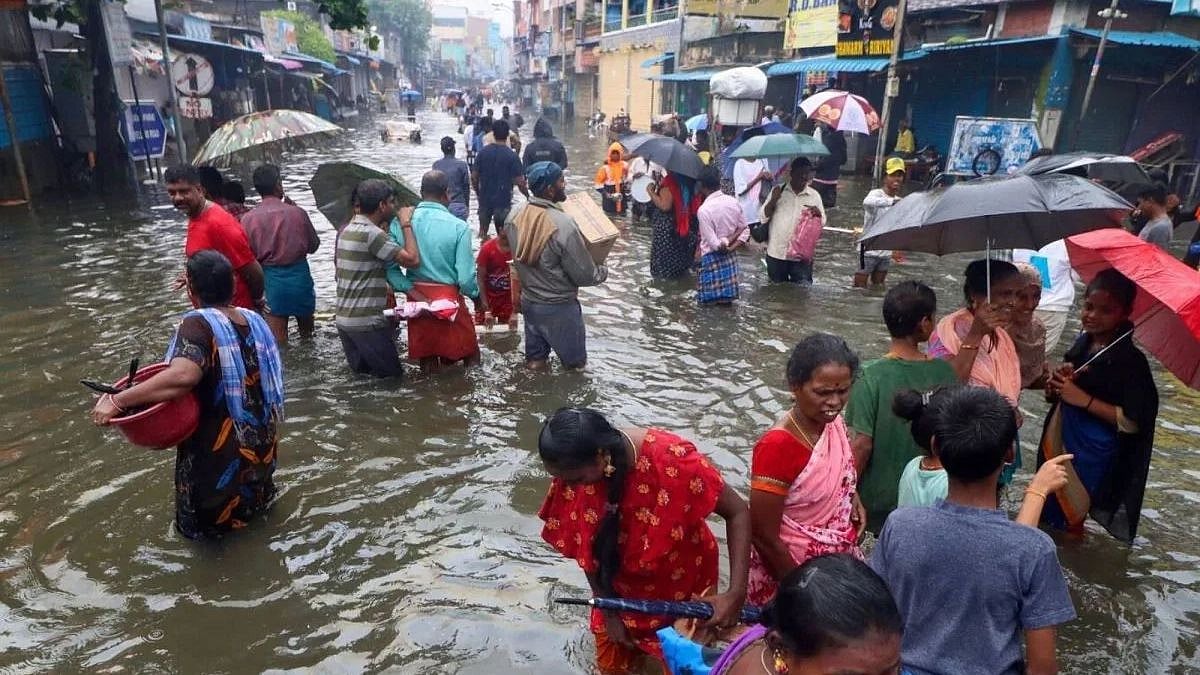 புயலாக மாறுகிறதா காற்றழுத்த தாழ்வுப்பகுதி? சென்னை, டெல்டா உட்பட 12 மாவட்டங்களுக்கு மிக கனமழை எச்சரிக்கை!