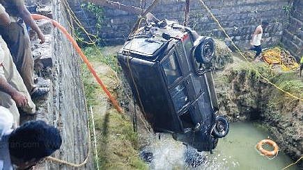 70 அடி ஆழ கிணற்றில் குப்புறக் கவிழ்ந்த கார்.. தந்தை, மகளுக்கு நேர்ந்த சோகம்: உயிர் தப்பிய தாய்!
