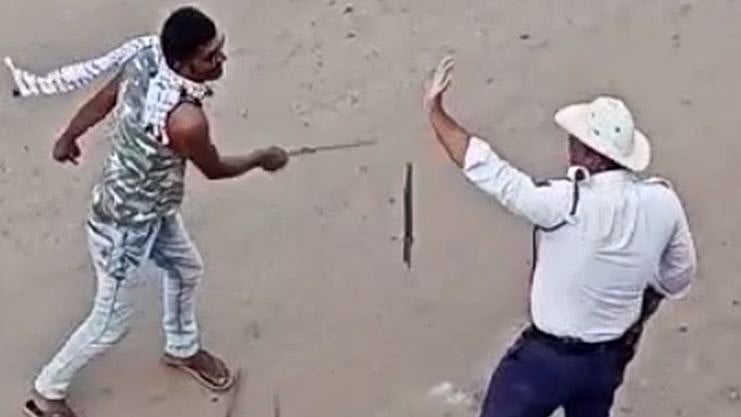 உருட்டுக் கட்டையால் போலிஸை தாக்கிய போதை ஆசாமி.. பதிலுக்கு காவலர் செய்தது என்ன? - சத்தீஸ்கரில் அதிர்ச்சி!