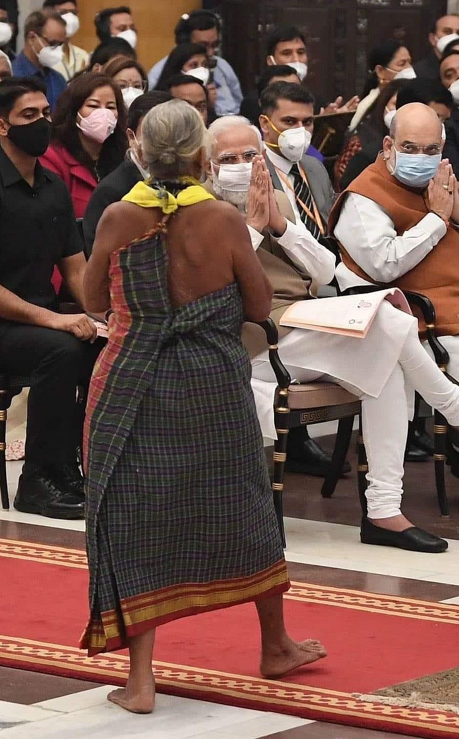 பத்மஸ்ரீ விருது விழா மேடையில் வெறும் காலுடன் நின்ற 72 வயது மூதாட்டி... யார் இந்த துளசி கவுடா?
