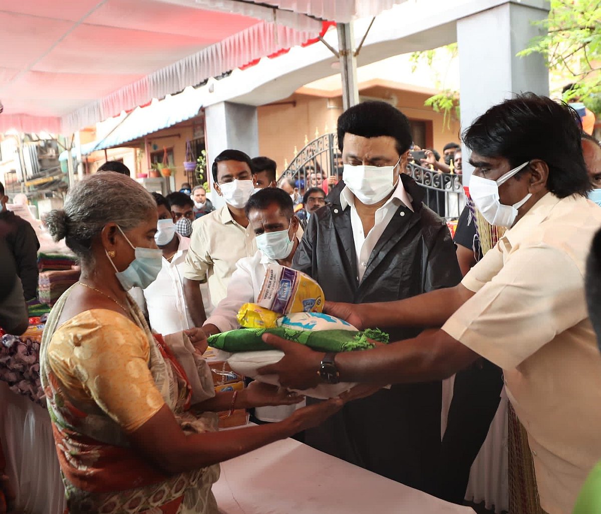 ”மக்களுக்கு வழங்கும் உணவின் சுவை, தரத்தை ஆய்வு செய்த முதலமைச்சர் மு.க.ஸ்டாலின்” - புகைப்படத் தொகுப்பு!