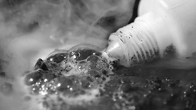 “திருமணம் செய்ய மறுத்த காதலன் முகத்தில் ஆசிட் வீசிய காதலி” : கேரளாவில் நடந்த ‘பகீர்’ சம்பவம் !