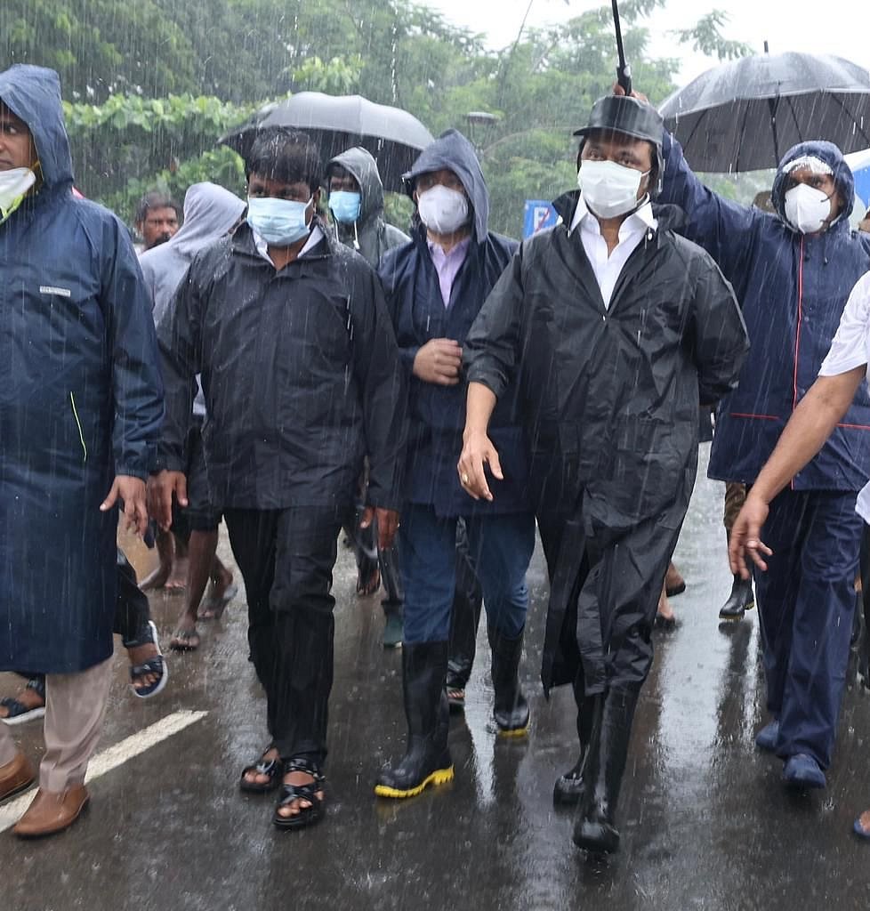 மழைக் காலத்தில் மக்களுக்கு குடையாக மாறிய முதல்வர்... நனைந்தபடி சுற்றிச் சுழன்று ஆய்வு! #Album