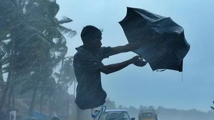 கரையை கடக்கத் தொடங்கியது காற்றழுத்த தாழ்வு மண்டலம்... ’ரெட் அலெர்ட்’டை திரும்பப் பெற்றது வானிலை மையம்!