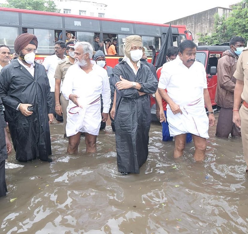 ஆட்சி அதிகாரம் இருந்தாலும் இல்லாவிட்டாலும் ஒரு தலைவனுக்கு உதாரணம் இவர்: சென்னை மழையில் முதல்வர் (ALBUM)
