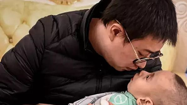 அரிய வகை நோயால் பாதிக்கப்பட்ட மகன்.. வீட்டிலேயே மருந்து தயாரிக்கும் தந்தை : சீனாவில் ஒரு பாசப் போராட்டம்!