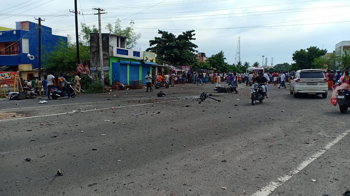 “யானை வெடிகளை மூட்டையில் எடுத்துச் சென்ற போது வெடி விபத்து” : தந்தை - மகன் உடல் சிதறி பரிதாப பலி!