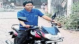 “தினமும் 150 கி.மீ பயணம் செய்து பாடம் கற்பிக்கும் ஆசிரியர்” : சாதி பாகுபாட்டால் ஆசிரியருக்கு நேர்ந்த கதி!