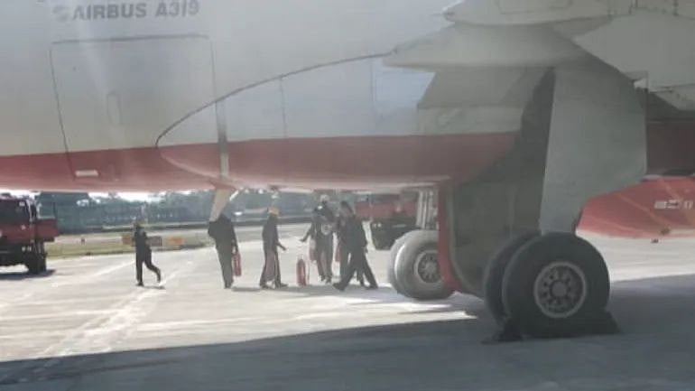 கிளம்பிய வேகத்திலேயே தரையிறங்கிய Air India விமானம்... உயிர்தப்பிய 100 பேர்... நடந்தது என்ன?