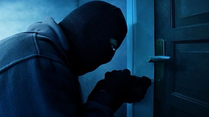 வீடு புகுந்த திருடனை காட்டிக் கொடுத்த சத்தம்.. போலிஸிடம் பிடித்துக் கொடுத்த மக்கள்: நடந்தது என்ன?