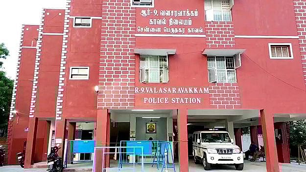 ஓடும் காரில் இளம்பெண்ணுக்கு பாலியல் தொல்லை... மடக்கிப் பிடித்த போலிஸ் : நடந்தது என்ன?