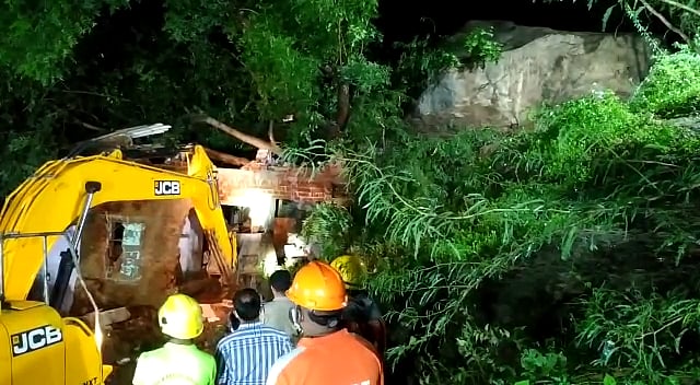 “கனமழையால் வீட்டின் மீது சரிந்து விழுந்த ராட்சத பாறை.. 2 பேர் உடல் நசுங்கி பலி” : வேலூரில் நடந்த சோகம்!