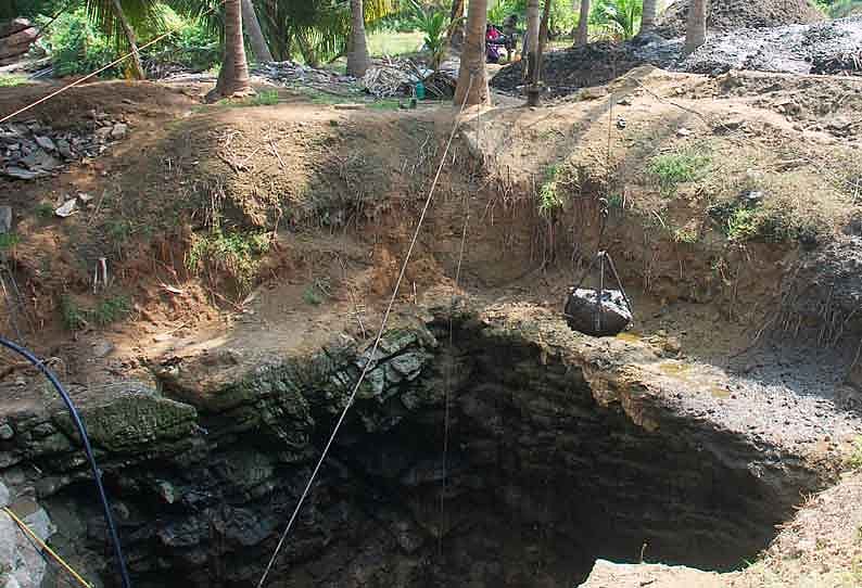 கிணற்றில் விழுந்த பசுமாடு.. மாட்டை காப்பாற்ற கிணற்றில் குதித்த விவசாயி பரிதாப பலி : நாமக்கல்லில் சோகம்!