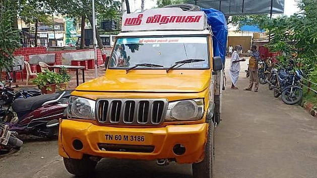 நூலிழையில் உயிர் தப்பிய காவலர்கள்.. ரேஷன் கடத்தல் கும்பலை 2 கி.மீ. வரை விரட்டி பிடித்த எஸ்.ஐ!