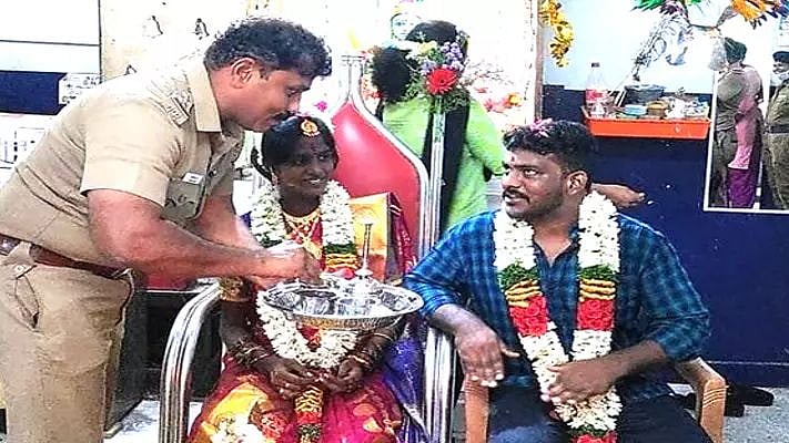 15 சீர்வரிசை தட்டுகளுடன் விமர்சையாக பெண் காவலருக்கு வளைகாப்பு நடத்திய போலிஸார்: நெகிழ்ச்சி சம்பவம்!