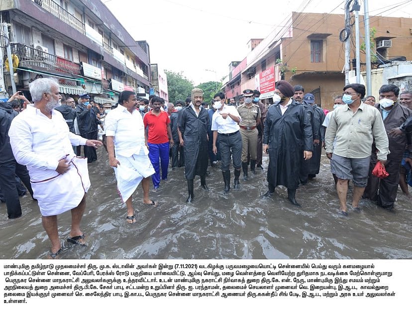ஆட்சி அதிகாரம் இருந்தாலும் இல்லாவிட்டாலும் ஒரு தலைவனுக்கு உதாரணம் இவர்: சென்னை மழையில் முதல்வர் (ALBUM)