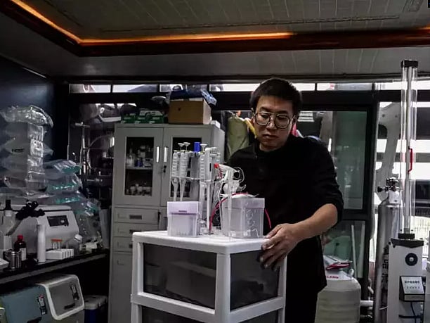 அரிய வகை நோயால் பாதிக்கப்பட்ட மகன்.. வீட்டிலேயே மருந்து தயாரிக்கும் தந்தை : சீனாவில் ஒரு பாசப் போராட்டம்!