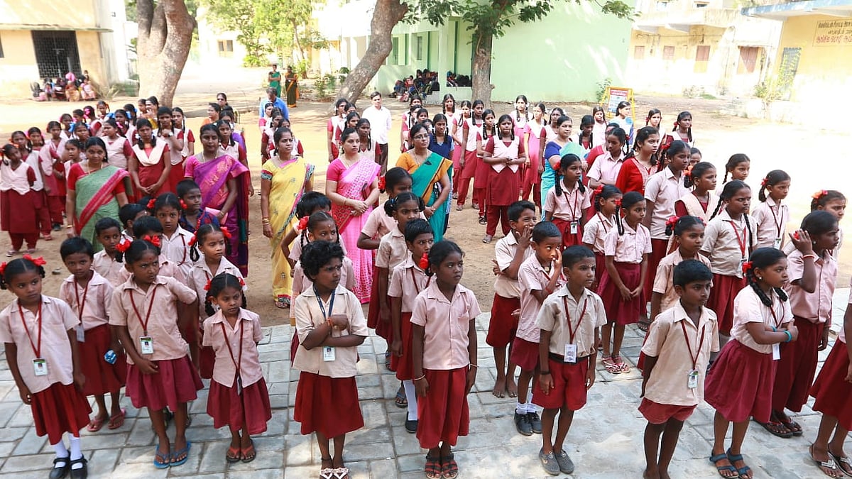 ஒன்றரை ஆண்டுக்குப் பிறகு உற்சாகமாக பள்ளி செல்லும் மாணவர்கள் : ஆசிரியர்கள் இனிப்பு கொடுத்து வரவேற்பு!