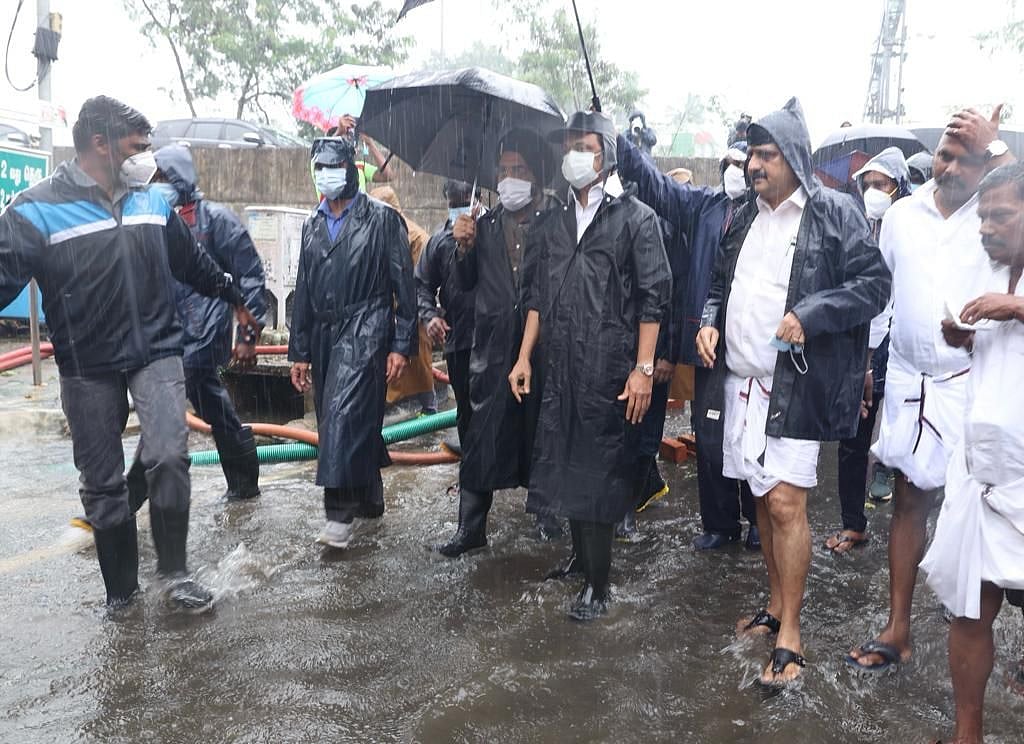 மழைக் காலத்தில் மக்களுக்கு குடையாக மாறிய முதல்வர்... நனைந்தபடி சுற்றிச் சுழன்று ஆய்வு! #Album