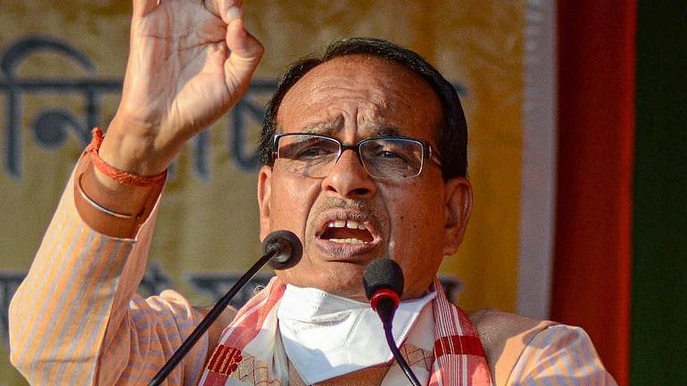 “பசுவின் கோமியம், சாணம்தான் இந்திய பொருளாதாரத்தை வலுப்படுத்தும்” : சிவராஜ் சிங் சவுகானின் சர்ச்சை பேச்சு!