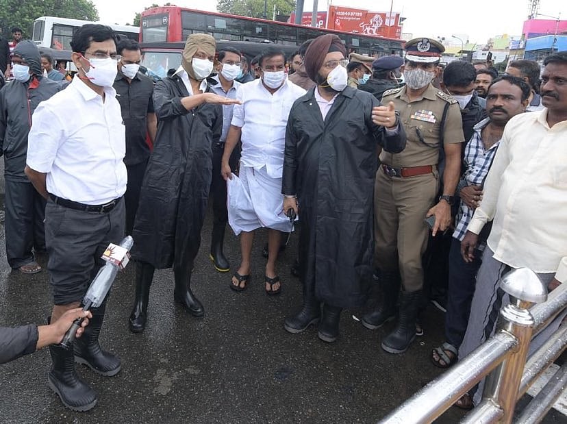 ஆட்சி அதிகாரம் இருந்தாலும் இல்லாவிட்டாலும் ஒரு தலைவனுக்கு உதாரணம் இவர்: சென்னை மழையில் முதல்வர் (ALBUM)
