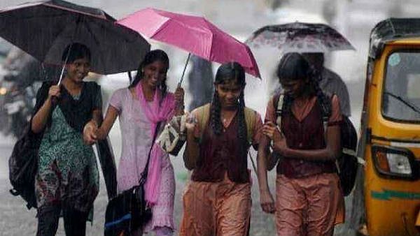 வெளுத்து வாங்கும் அதி கனமழை.. பள்ளி - கல்லூரிகளுக்கு விடுமுறை அறிவிப்பு !